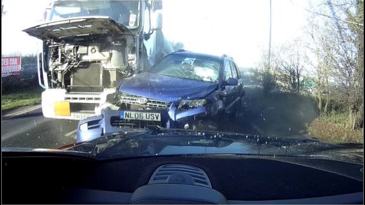 Oλα σμπαράλια: Φορτηγό εκτός ελέγχου παρασέρνει τα πάντα στο ξέφρενο διάβα του (βίντεο)