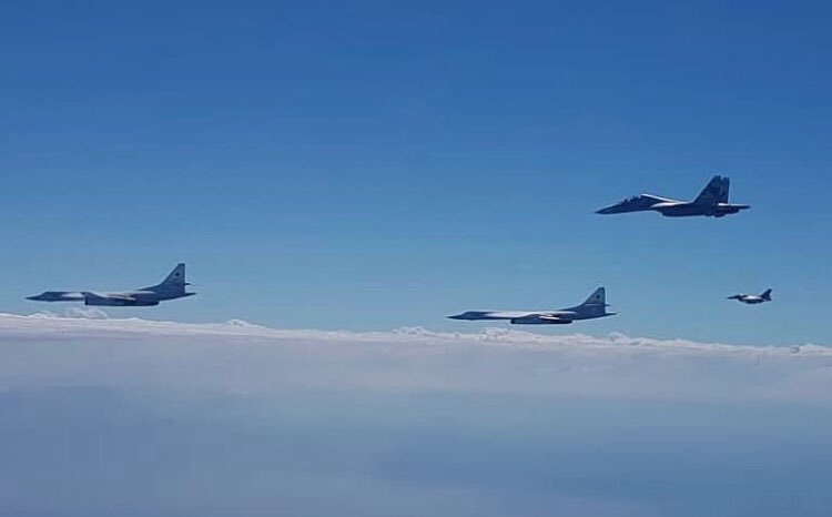 Ρωσικά στρατηγικά βομβαρδιστικά Tu-160 στις ακτές των ΗΠΑ μαζί με μαχητικά Su-30 – Δείτε φωτό, βίντεο