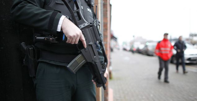 Βρετανία: Τρόμος για τρομοκτατικές επιθέσεις – Χριστουγεννιάτικες αγορές πλημμυρισμένες από ένοπλους αστυνομικούς (φωτο)