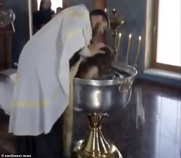 Βάπτιση «εξορκισμός» – Σάλος με τον παπά που βουτάει με βία στην κολυμπήθρα 2χρονο κορίτσι (βίντεο)