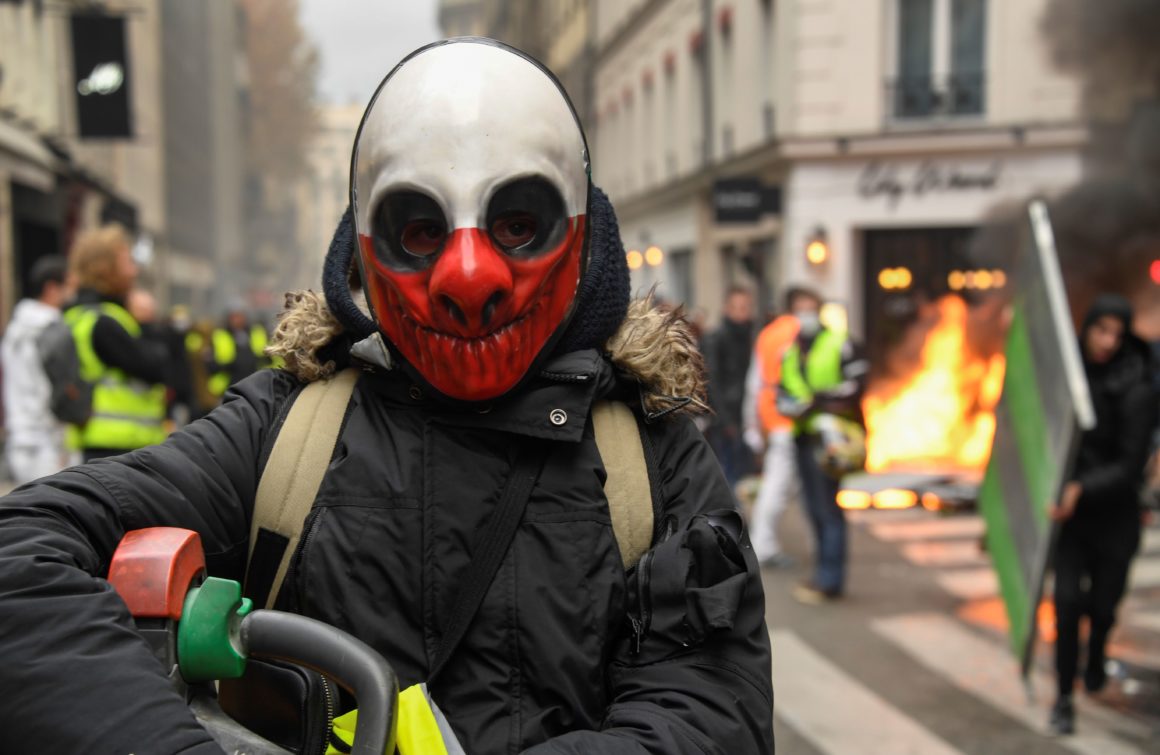 Με ελικόπτερο σαν το Ντε Λα Ρουά στην Αργεντινή θα «δραπέτευε» ο Μ.Μακρόν για να «γλιτώσει» από τα «κίτρινα γιλέκα»