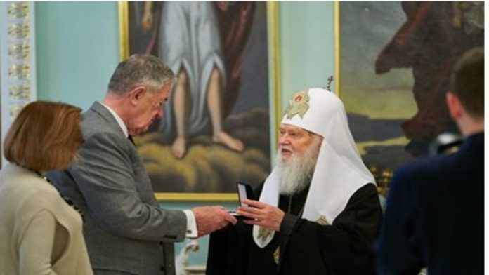 Ύποπτο παρασκήνιο στο Ουκρανικό: O σχισματικός πατριάρχης ευχαριστεί τον επικεφαλής της CIA