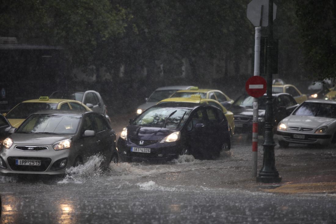 Χάος: «Κολημμένοι» στην κίνηση οι οδηγοί στην Αθήνα λόγω της βροχής