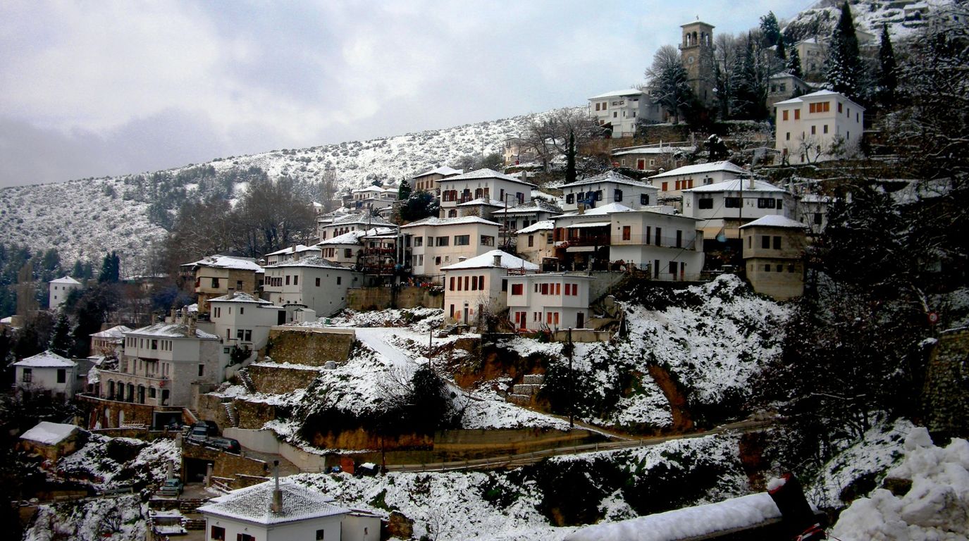 Πέφτει χιόνι στο Πήλιο – Ντύθηκε στα λευκά το «βουνό των Κενταύρων»