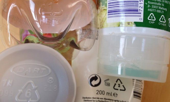 Τι σημαίνουν τα σύμβολα στα πλαστικά – Ποια να αποφεύγετε (βίντεο)