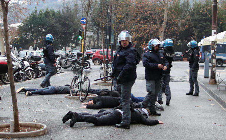 Europa League: Πανικός στη Ρώμη – Συγκρούσεις οπαδών με αστυνομικούς (φώτο-βίντεο)