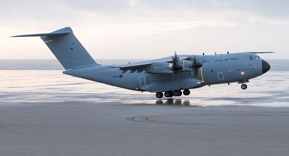Βίντεο: Μεταφορικό αεροσκάφος A-400M της RAF προσγειώνεται σε… παραλία