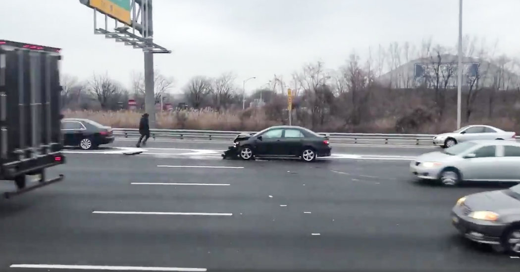 ΗΠΑ: Άρχισε να «βρέχει χρήματα» σε αυτοκινητόδρομο προκαλώντας κυκλοφοριακό κομφούζιο (φωτο – βίντεο)