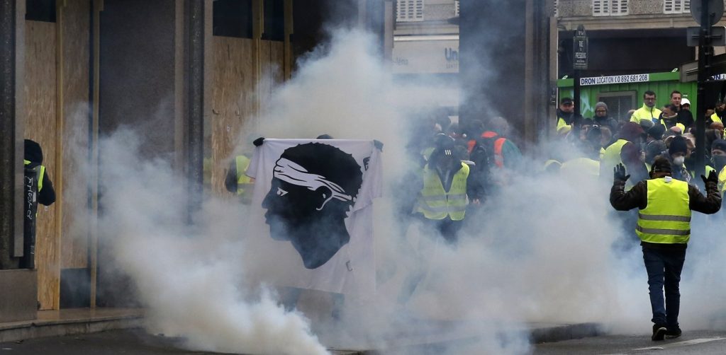 Δεν υποχωρούν τα «Κίτρινα Γιλέκα»- Κατακλύζουν ξανά τους δρόμους αύριο (φωτο)