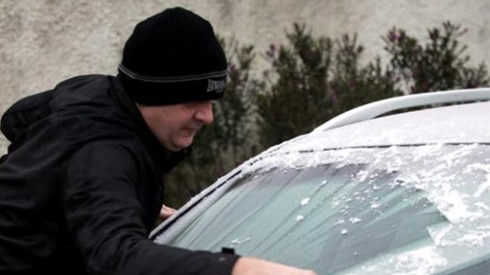 Έπιασε πάγο το παρμπρίζ του αυτοκινήτου σας; – Το έξυπνο κόλπο για να το καθαρίσετε με δυο μόνο υλικά (βίντεο)