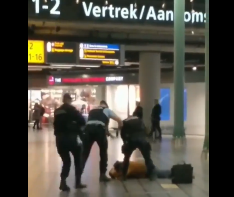 Άμστερνταμ: Συναγερμός στο αεροδρόμιο με άνδρα που απειλούσε επιβάτες με μαχαίρι! (βίντεο)