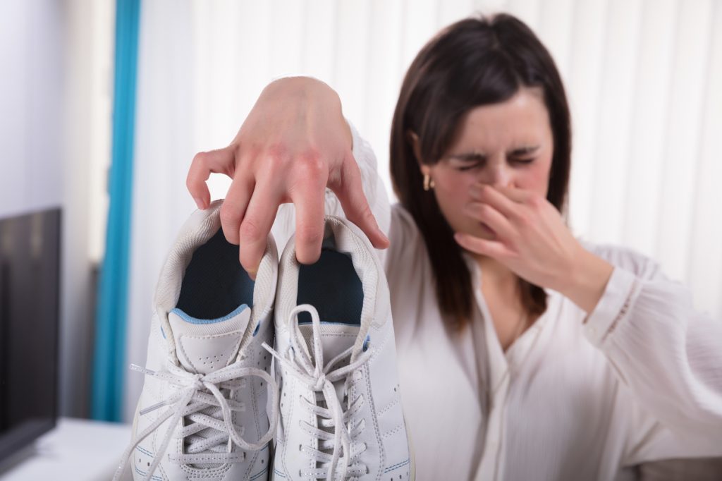 Παπούτσια που μυρίζουν άσχημα; Αυτές είναι οι έξι εύκολες και γρήγορες λύσεις