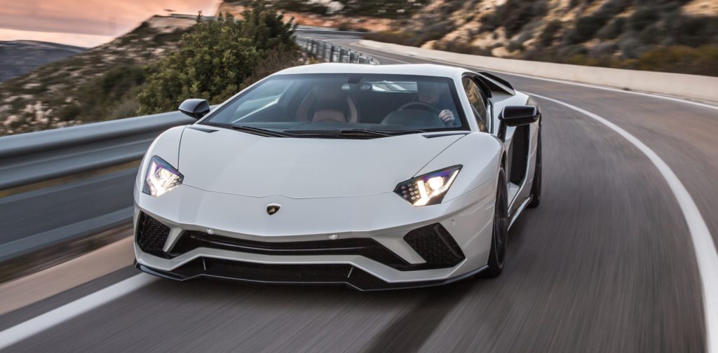 Το βίντεο που έγινε viral: Τη φλερτάρει & «τρώει χυλόπιτα» – Όταν μπαίνει στη Lamborghini τότε εκείνη το ξανασκέφτεται