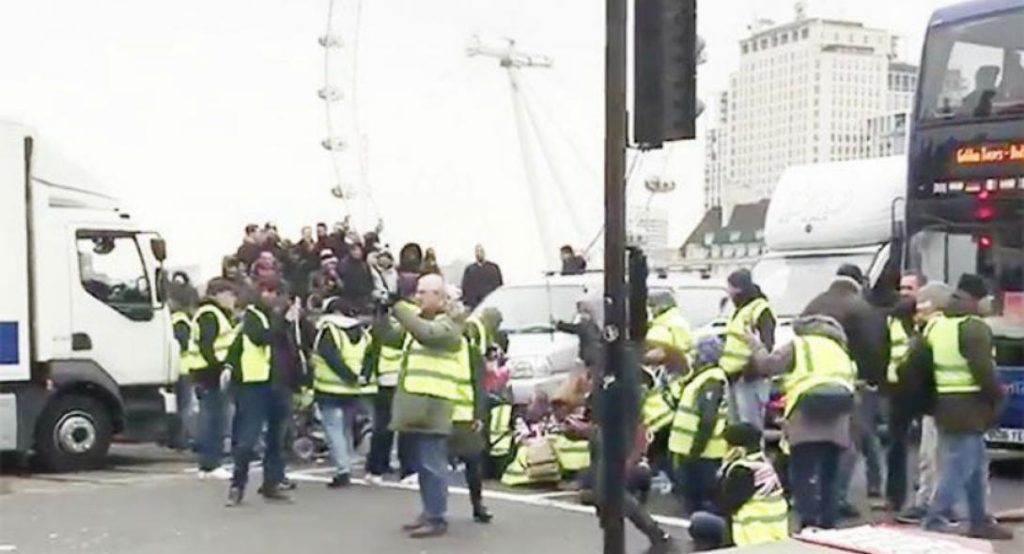 Κίνημα «κίτρινων γιλέκων» τώρα και στο Λονδίνο – Απέκλεισαν τη γέφυρα του Ουέστμινστερ (βίντεο)