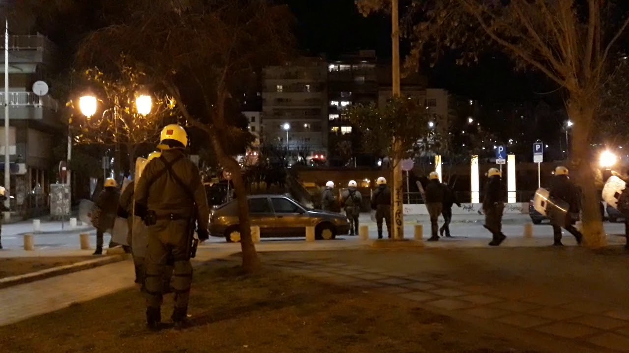 Μάχες στην Θεσσαλονίκη – Μαζικές συλλήψεις πολιτών έξω από το Παλέ ντε Σπορ λίγο πριν την ομιλία Τσίπρα