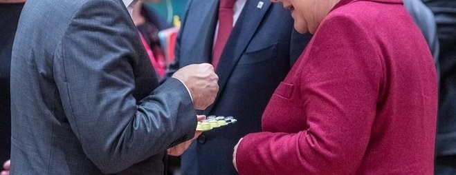 Ο Α. Τσίπρας κέρασε την Α. Μέρκελ μια…καραμέλα για το λαιμό (φωτο)