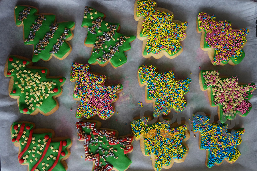 Η συνταγή της ημέρας: Χριστουγεννιάτικα μπισκότα με ζαχαρόπαστα
