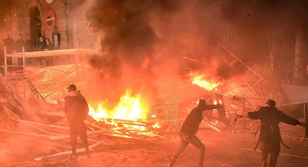 Παρίσι: «Μακρόν παραιτήσου» φωνάζουν χιλιάδες διαδηλωτές – Ρίψεις χημικών από την Αστυνομία (Δείτε live)