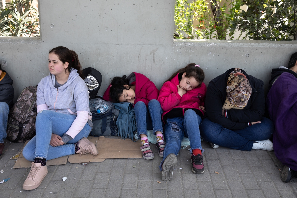 DW: «Tα Ελληνόπουλα ψάχνουν στα σκουπίδια για να φάνε ενώ άλλα παρακαλούν συμμαθητές τους για ξεροκόμματα»