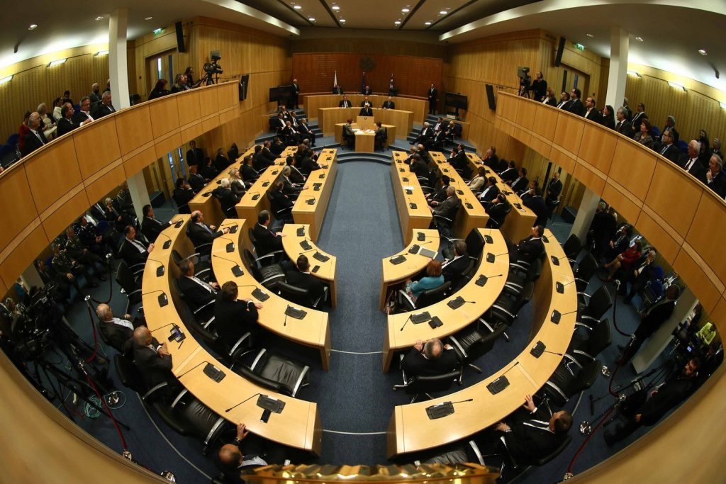 Ένταση στην κυπριακή Βουλή: Ομάδα πολιτών κρέμασαν πανό την ώρα της συζήτησης για τον προϋπολογισμό (βίντεο-φωτο)
