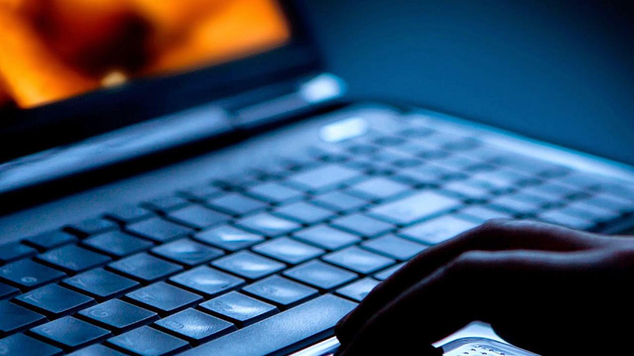Γυναίκα κρατούνταν αιχμάλωτη από άνδρα που γνώρισε στο διαδίκτυο
