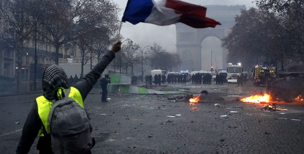 Τροχαίο με έναν νεκρό σε οδόφραγμα των «Κίτρινων γιλέκων»
