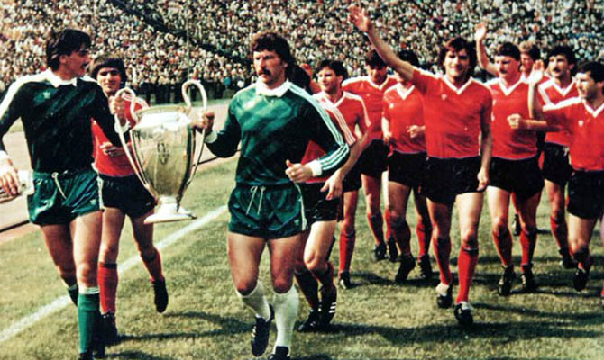 Xέλμουτ Ντουκαντάμ: Ο γκολκίπερ που έπιασε τέσσερα πέναλτι και οι γιατροί θα του έκοβαν το χέρι (φωτό, βίντεο)