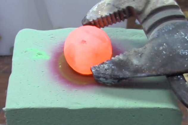 Κάτι εκπληκτικό συμβαίνει όταν βάλετε μια καυτή σφαίρα νικελίου πάνω σε αφρό! (βίντεο)