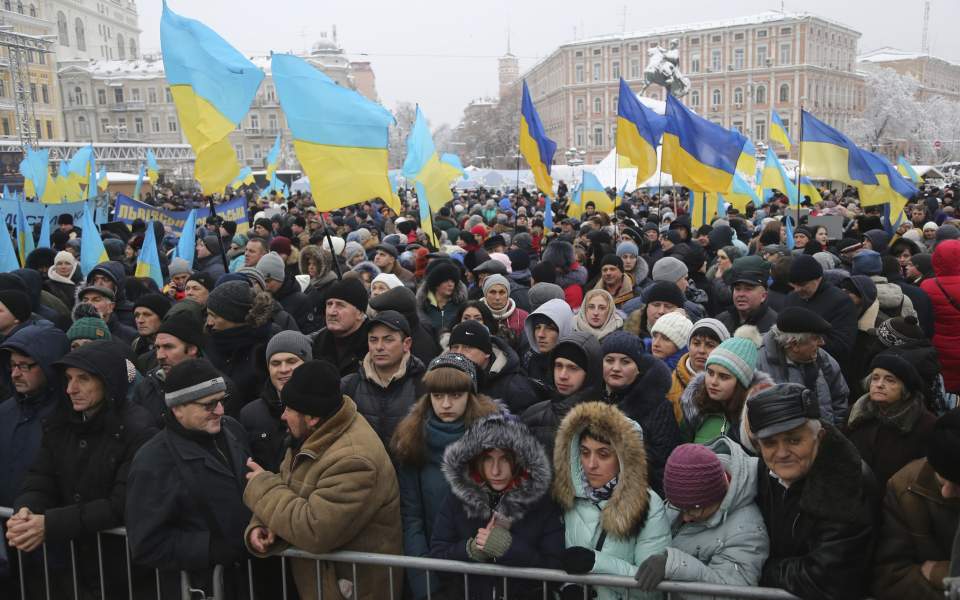 Ανακηρύσσεται Αυτοκέφαλη η Εκκλησία της Ουκρανίας – Σημαίες και εικόνες στο Κίεβο (φωτο)