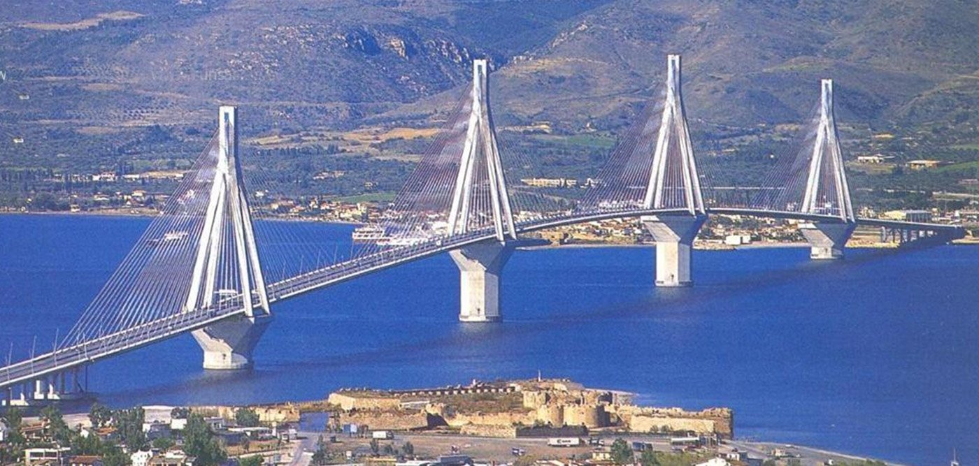 Πείσθηκε να μην αυτοκτονήσει ο 35χρονος που απειλούσε να πέσει από την γέφυρα Ρίου-Αντιρρίου
