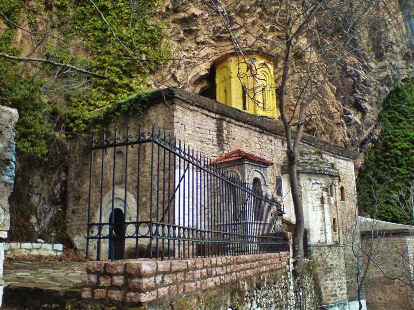 Το μοναστήρι της Παναγίας που είναι κρυμμένο σε μια σπηλιά σε απόκρημνο βράχο