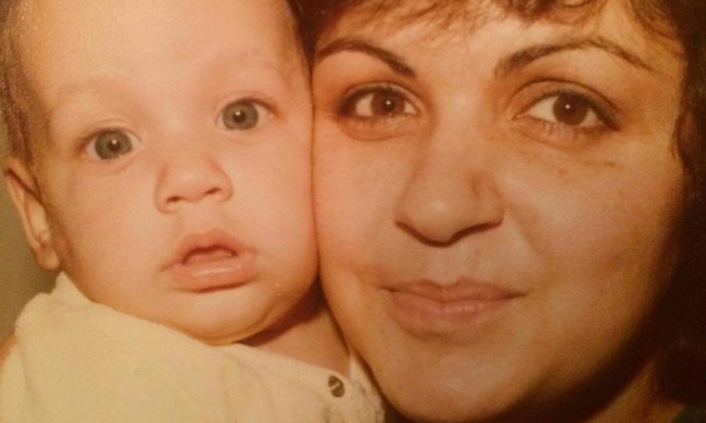 Το αγοράκι της φωτογραφίας είναι πασίγνωστος τραγουδιστής- Μπορείς να τον αναγνωρίσεις; (φωτο)