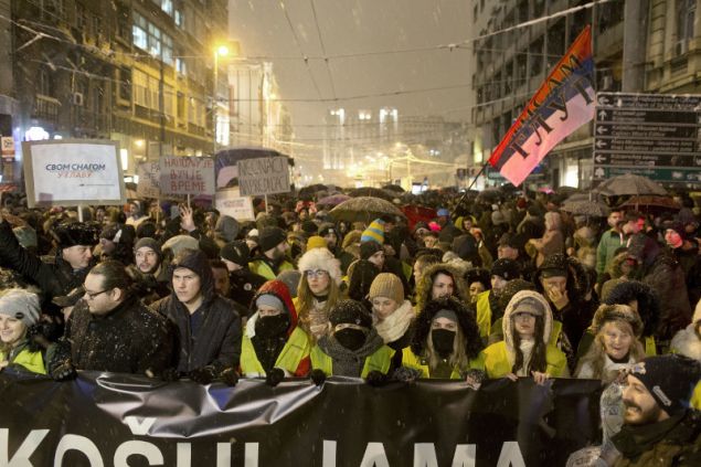 Σερβία: Χιλιάδες πολίτες διαδηλώνουν εναντίον του προέδρου Αλεξάνταρ Βούτσιτς και της κυβέρνησής του (φωτο)