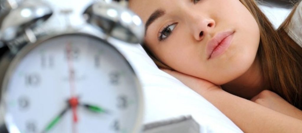 Έχετε αϋπνία και το μυαλό υπερλειτουργεί; – 5 κόλπα που θα σας βοηθήσουν