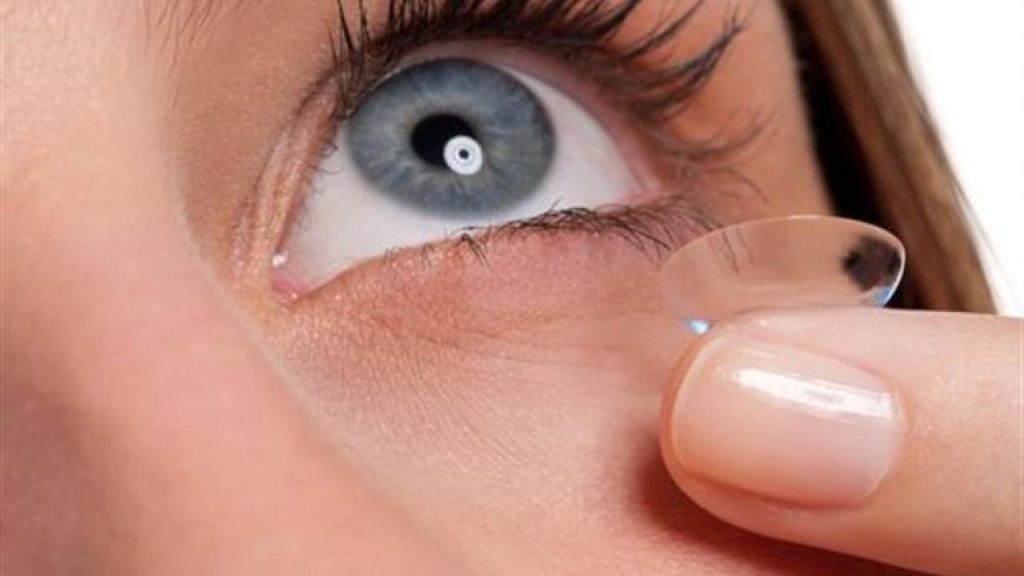 Φακοί επαφής: Πότε κινδυνεύετε με βακτήρια στο μάτι – Τι συνιστούν οι ειδικοί
