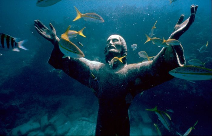 Το μυστηριώδες άγαλμα του Ιησού στο βυθό της θάλασσας – Δείτε φωτό και βίντεο