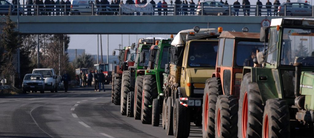 Ξεχύθηκαν στους δρόμους οι αγρότες – Κλειστή η εθνική στο ύψος της Καρδίτσας (φωτο – βίντεο)
