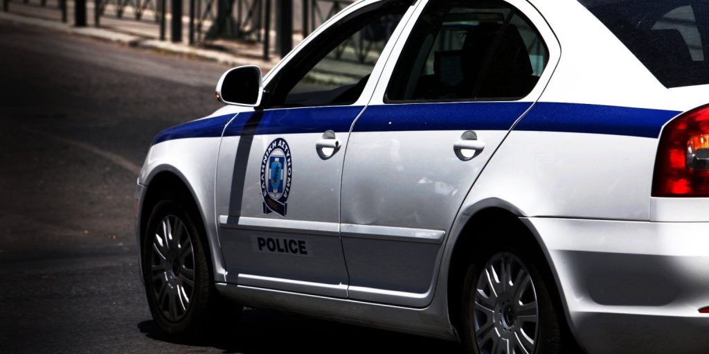 Ύποπτο καμένο όχημα εντοπίστηκε στα Πετράλωνα- Η ΕΛ.ΑΣ. εξετάζει αν το χρησιμοποίησαν οι βομβιστές του ΣΚΑΪ