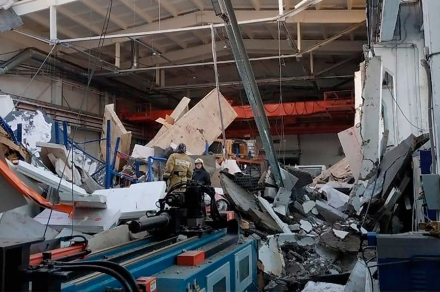 Σκηνές που σοκάρουν: Σαν «χάρτινος» πύργος κατέρρευσε στέγη εργοστασίου καταπλακώνοντας εργάτες [βίντεο]