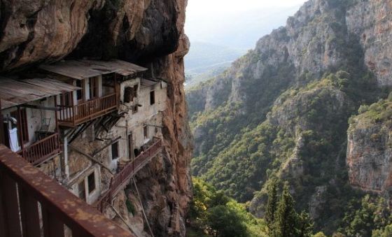 Το εκπληκτικό Μοναστήρι του Τιμίου Προδρόμου στο Άγιο Όρος της Πελοποννήσου (βίντεο)