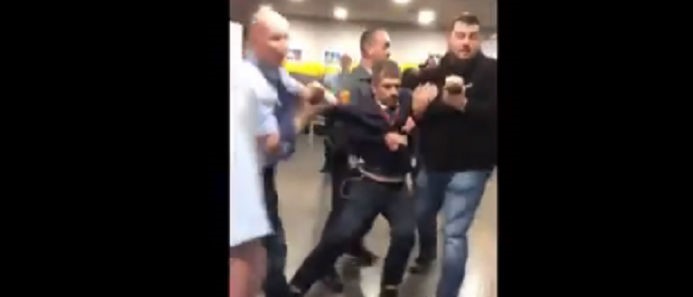 Φύλακες ασφαλείας σέρνουν με την βία Ούγγρο βουλευτή έξω από τηλεοπτικό σταθμό (βίντεο)