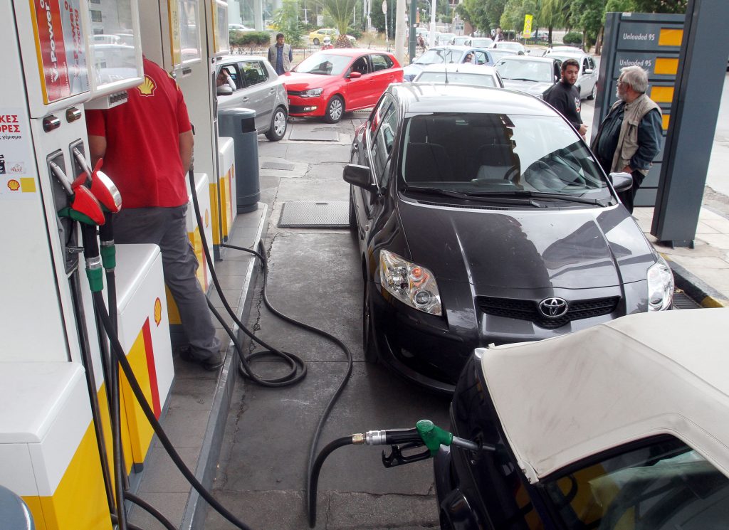 Σκηνές απείρου κάλλους εκτυλίχθηκαν σε βενζινάδικο: Γυναίκα προσπαθεί να βάλει καύσιμα σε ηλεκτρικό αυτοκίνητο (βίντεο)