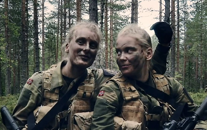 Οι γυναίκες στο νορβηγικό στρατό μένουν στον ίδιο κοιτώνα με τους άνδρες – «Πικάντικες» δηλώσεις (βίντεο)