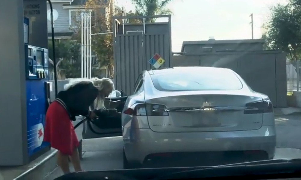 Δείτε την… αποτυχημένη προσπάθεια μιας γυναίκας να γεμίσει το Tesla της με βενζίνη (βίντεο)