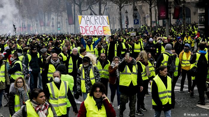 Η Γαλλία παγώνει τον φόρο στα καύσιμα λόγω «κίτρινων γιλέκων» – «Πράσινο φως» από τους βουλευτές