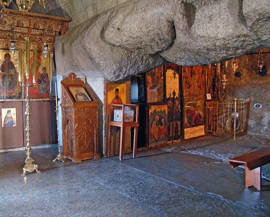 Οδοιπορικό στο σπήλαιο της Αποκάλυψης: Εκεί που σχίστηκε ο βράχος και ο Θεός μίλησε στον Ιωάννη! (βίντεο)