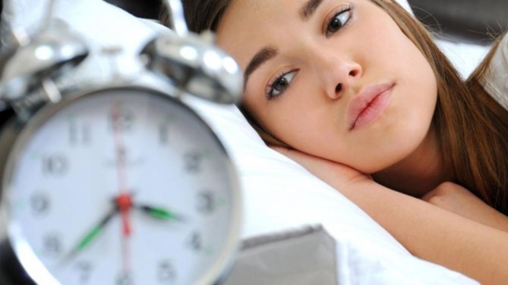 Τι προκαλεί η αϋπνία στην… ζυγαριά;