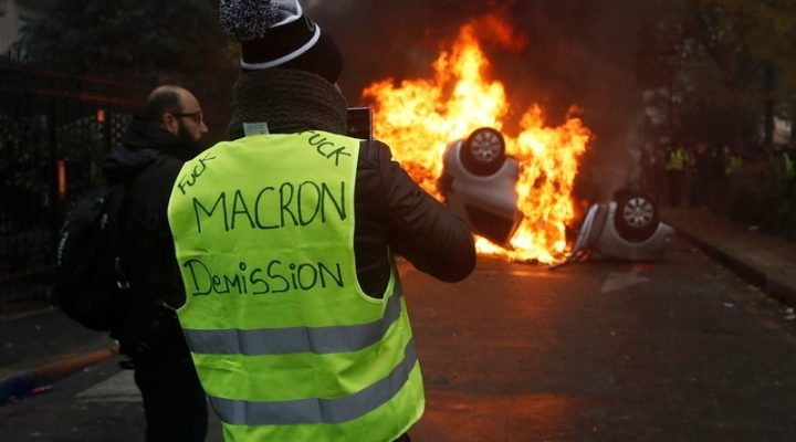 Ο Ε. Μακρόν καλεί τον Ν. Σαρκοζί να τον σώσει από τα… «κίτρινα γιλέκα»