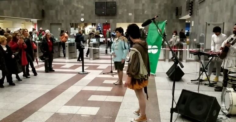 Αυτό που είδαν οι επιβάτες του μετρό στο Σύνταγμα τους άφησε με το στόμα ανοιχτό!