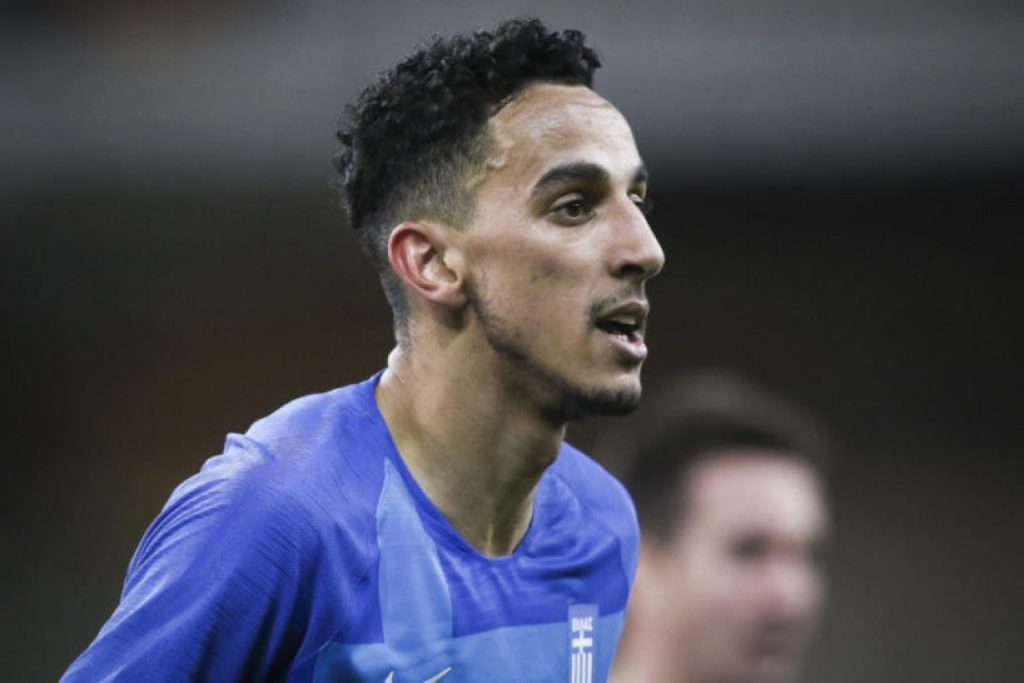 Ο Ζέκα μεταμορφώνεται σε κλασικό Έλληνα- Χόρεψε ζεϊμπέκικο τον «Αετό» του Σφακιανάκη στα αποδυτήρια (βίντεο)